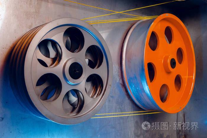 在一個生產(chǎn)電力電纜和光纖的現(xiàn)代化工廠里電纜制造機(jī)械零件